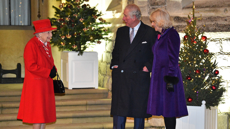 La reine Elizabeth, le prince Charles et Camilla rient à Noël