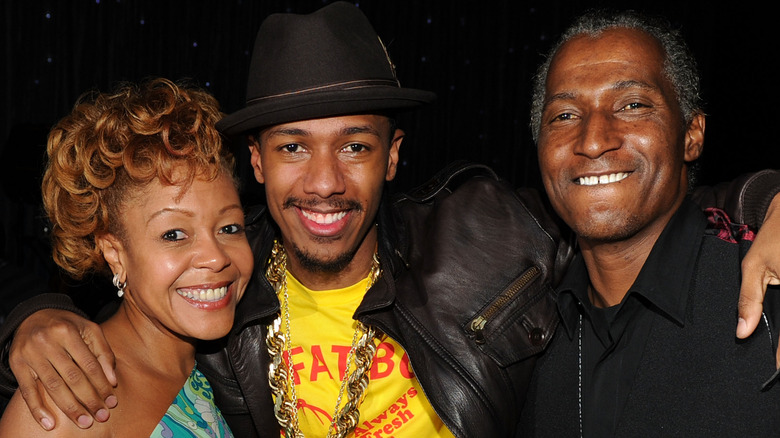 Nick Cannon posant avec ses parents