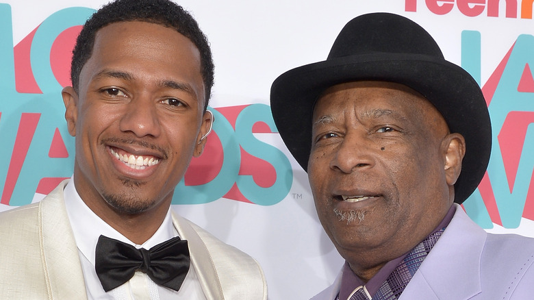 Nick Cannon posant avec son grand-père 