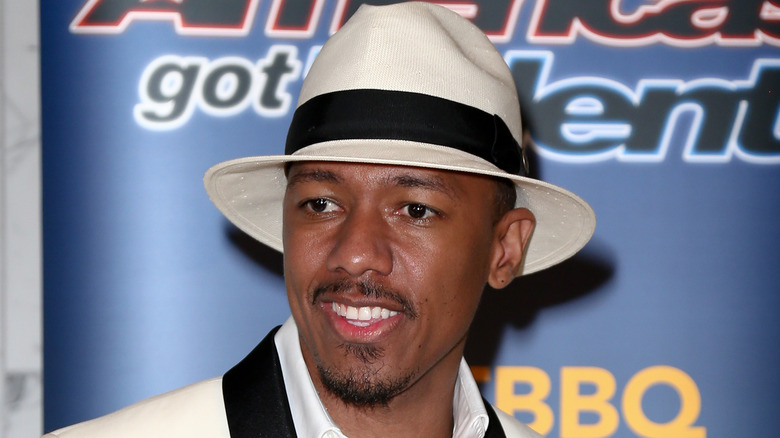 Nick Cannon pose sur le tapis rouge d'America's Got Talent