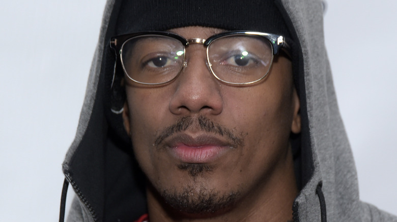 Nick Cannon portant un sweat à capuche gris