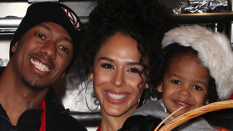 Nick Cannon posant avec Brittany Bell et son fils Golden