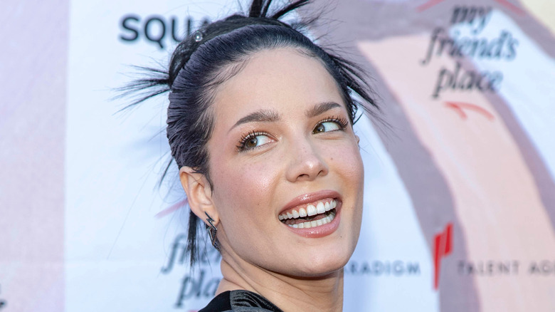 Halsey souriant