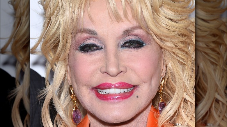 Dolly Parton souriant