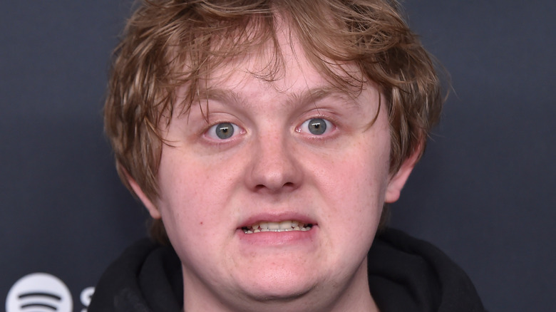 Lewis Capaldi grimaçant