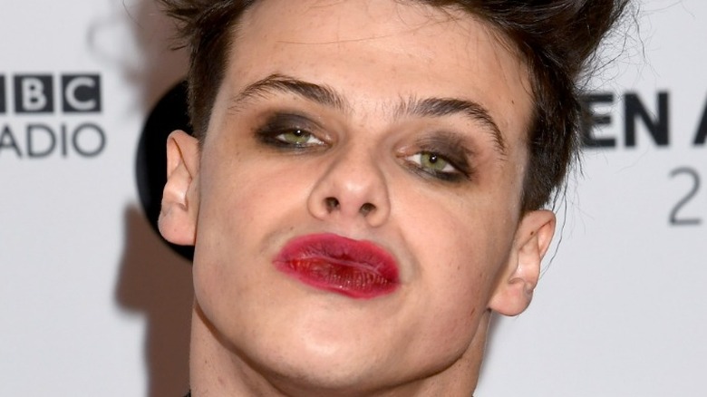 Yungblud en rouge à lèvres et eye-liner épais