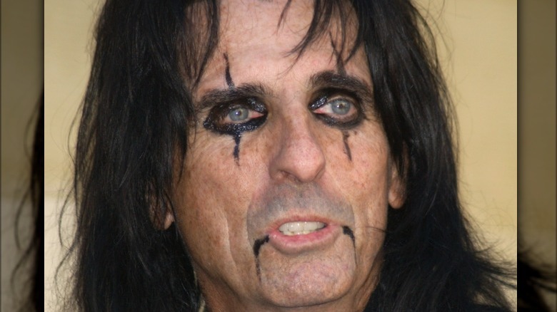 Alice Cooper portant du maquillage noir 