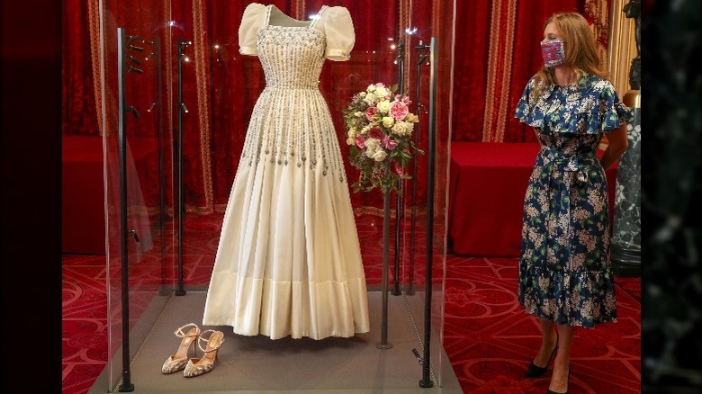 La princesse Béatrice pose avec sa robe de mariée