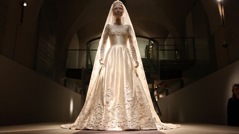 Présentoir robe de mariée Marie-Chantall Miller Valentino