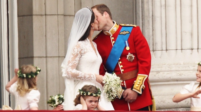 Kate Middleton et le prince William s'embrassent sur un balcon