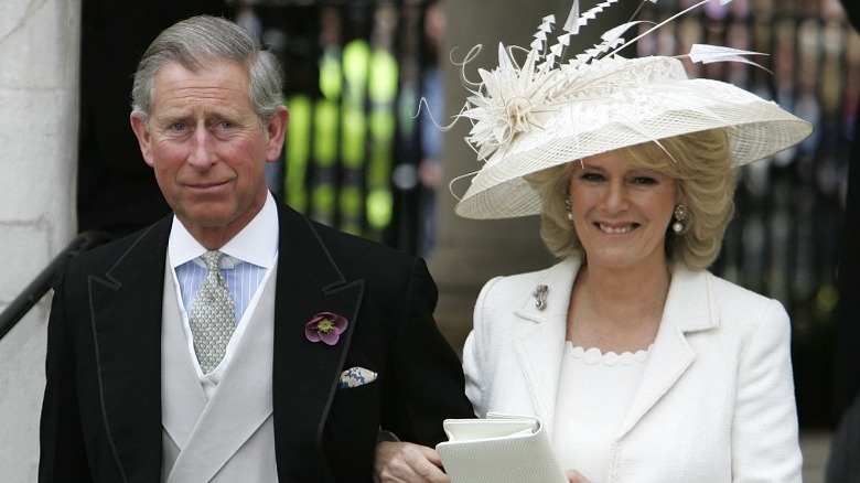 Le prince Charles et Camilla sourient à leur mariage