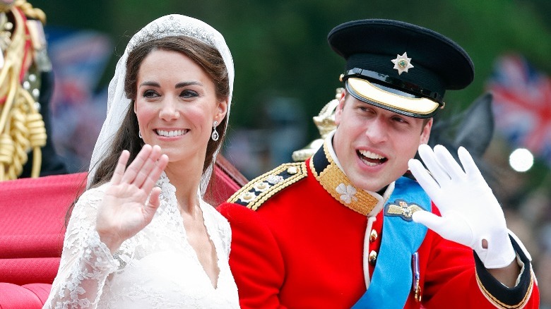 Kate Middleton et le prince William saluant