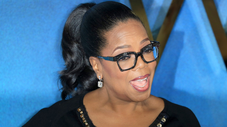 Oprah Winfrey posant avec la bouche ouverte