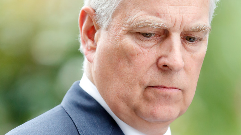 Le prince Andrew regarde vers le bas