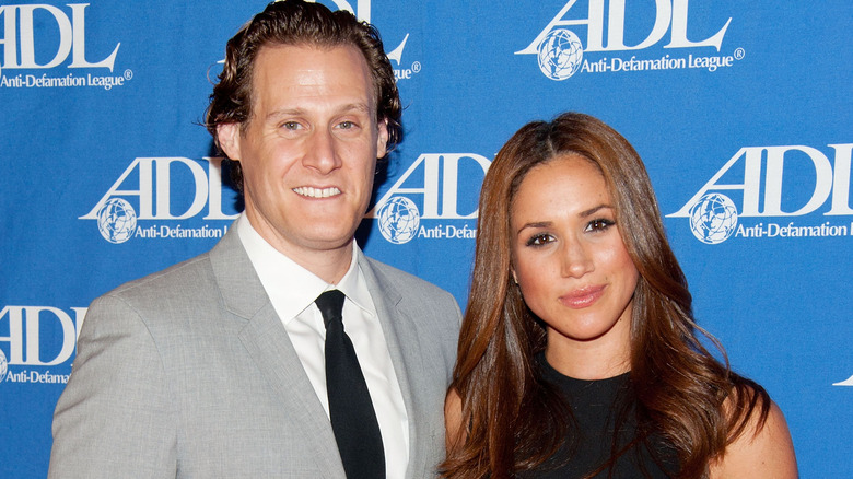 Meghan Markle et Trevor Engelson posent