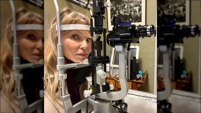 Christie Brinkley regarde la caméra sur une lampe à fente