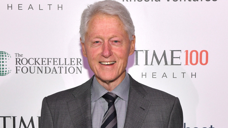 Bill Clinton sourit sur le tapis rouge