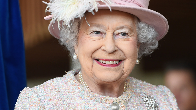 La reine Elizabeth II sourit 