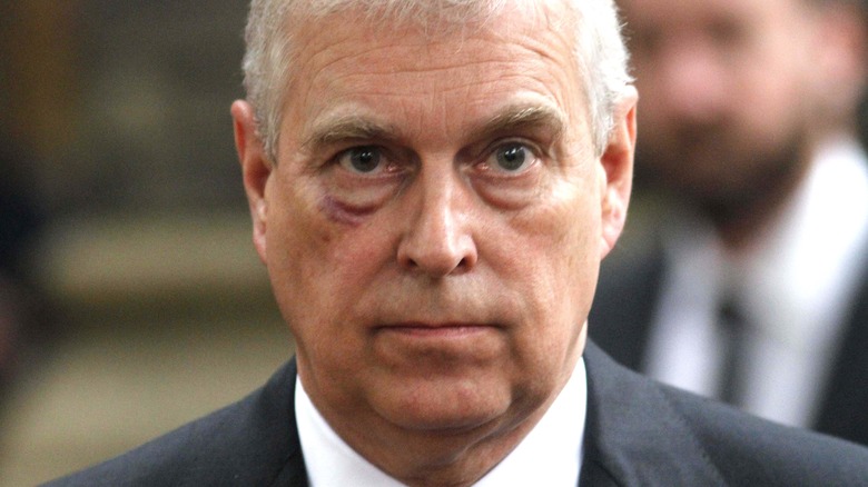 Prince Andrew fronçant les sourcils 