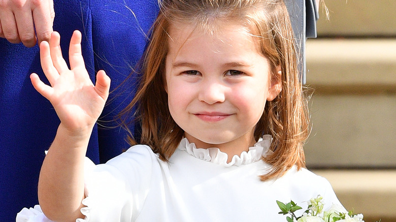 La princesse Charlotte agitant 