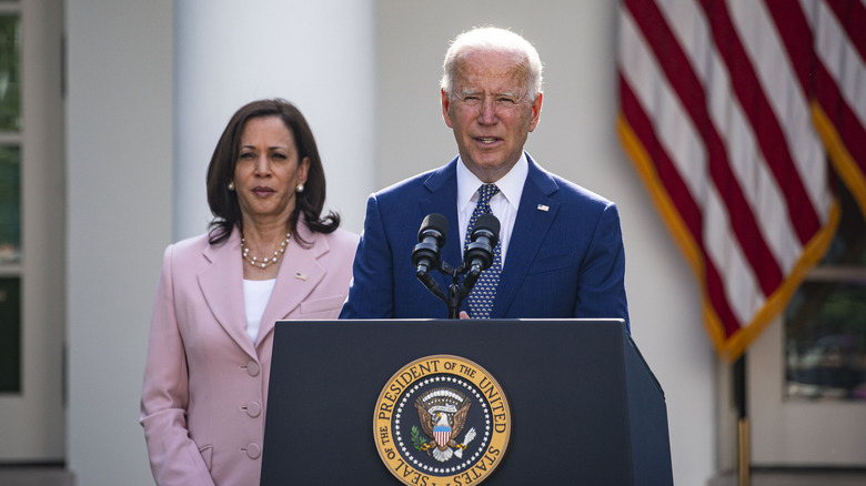 Joe Biden et Kamala Harris derrière lui