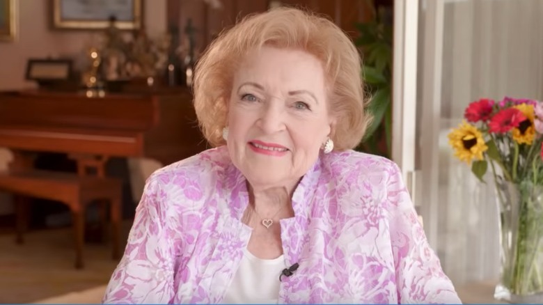 Betty White sourit dans un confessionnal pour sa fête d'anniversaire