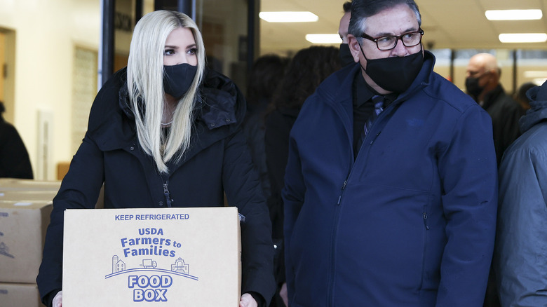  Ivanka Trump porte une boîte alimentaire Farmers to Families 2020