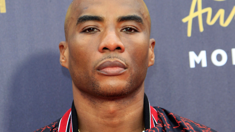 Charlamagne Tha God posant lors d'un événement