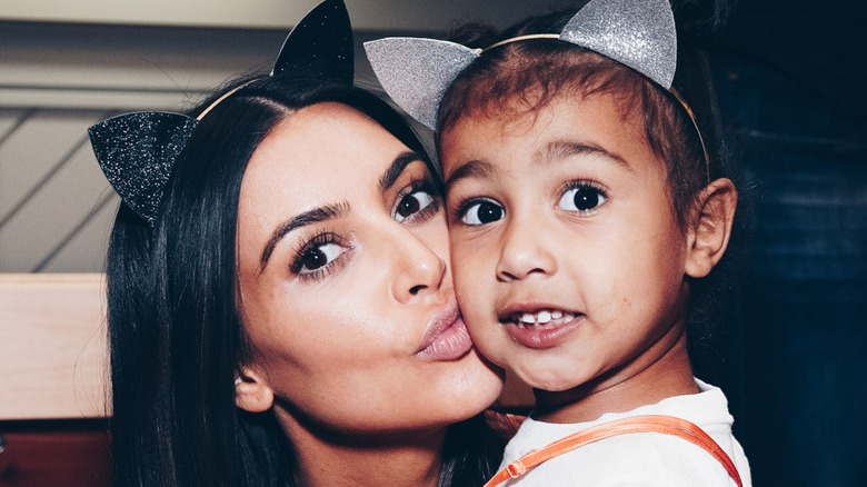 Kim Kardashian embrasse North West en portant des oreilles de chat