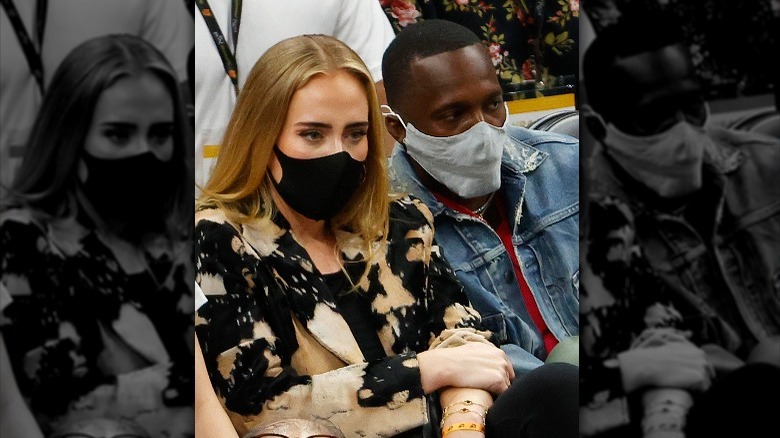 Adele Rich Paul portant des masques lors d'un match de basket 