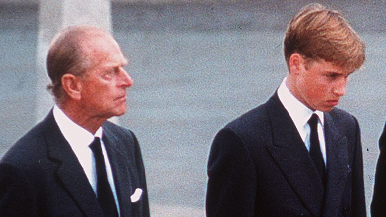 Le prince Philip marchant à côté du prince William aux funérailles de la princesse Diana