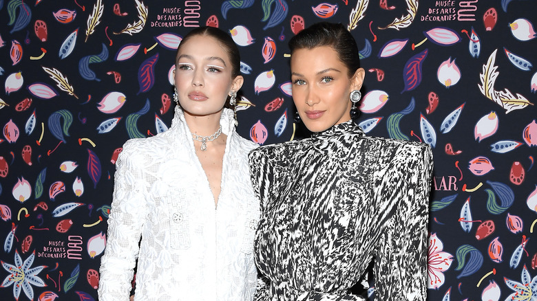 Gigi et Bella Hadid s'embrassent sur le tapis rouge