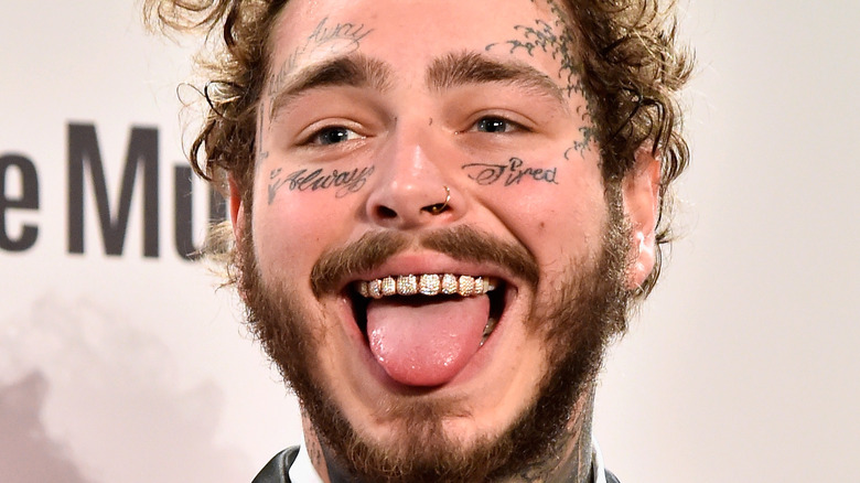 Post Malone portant des grilles