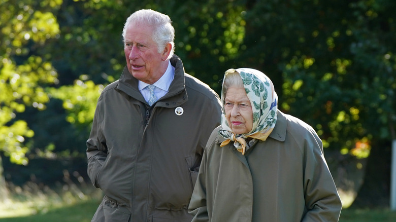 Le prince Charles et la reine Elizabeth II marchent ensemble