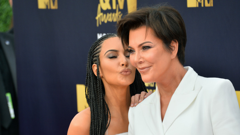 Kim Kardashian embrasse Kris Jenner sur la joue