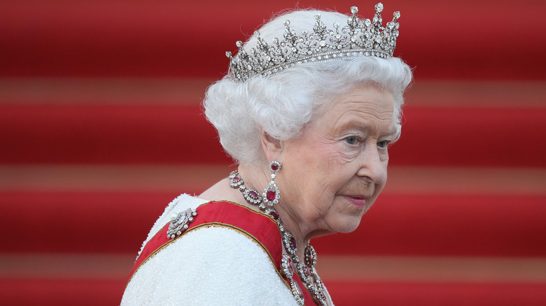 La reine Elizabeth II posant en couronne