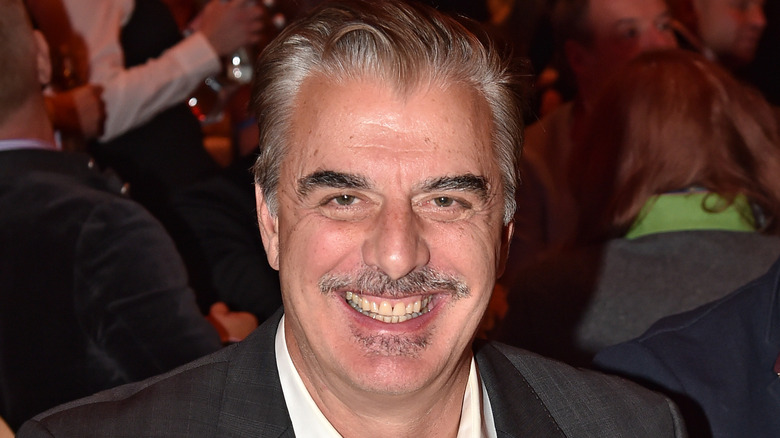 Chris Noth souriant lors d'un événement