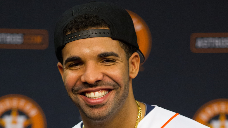 Drake portant un maillot des Astros de Houston