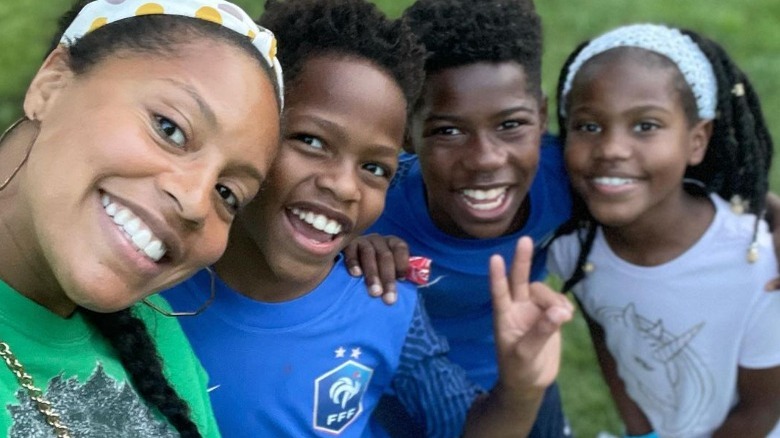 Sheinelle Jones souriante avec les enfants Kayin, Uche et Clara Ojeh