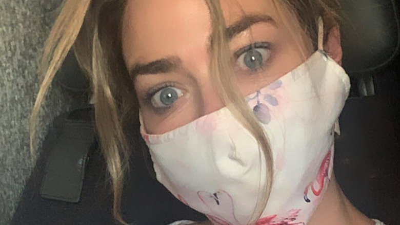 Denise Richards avec un masque sur