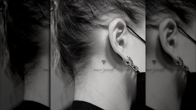 Tatouage sur le cou de Hailey Baldwin New York