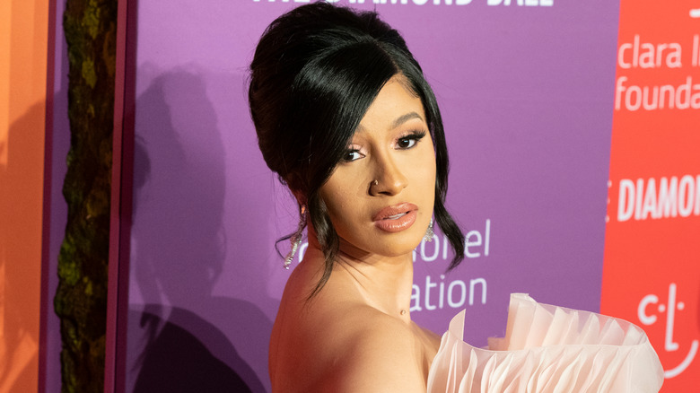 Cardi B pose sur le tapis rouge