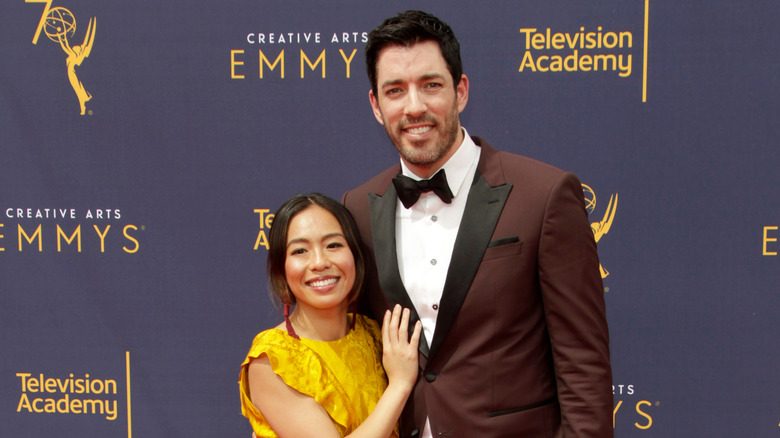 Drew Scott et Linda Phan posent 