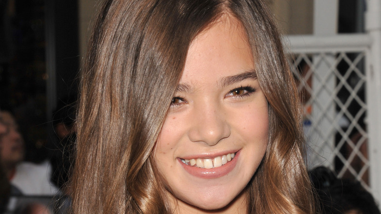 la jeune Hailee Steinfeld souriante