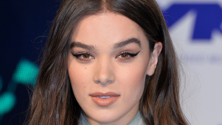 Hailee Steinfeld posant