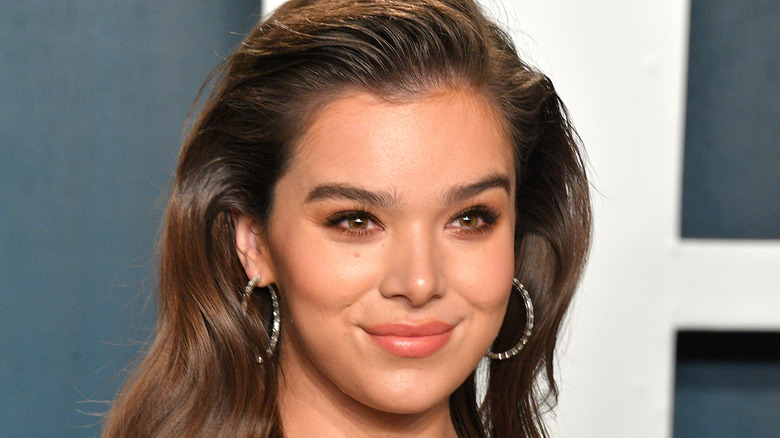 Hailee Steinfeld sourit