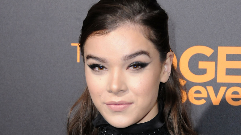 Hailee Steinfeld posant