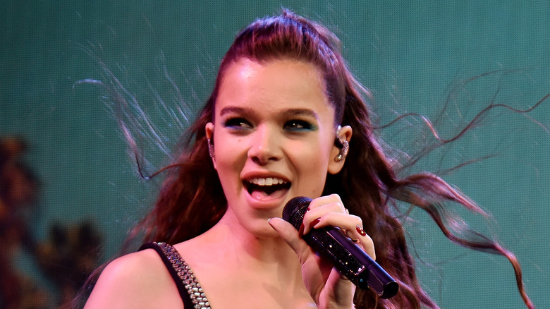 Hailee Steinfeld chante