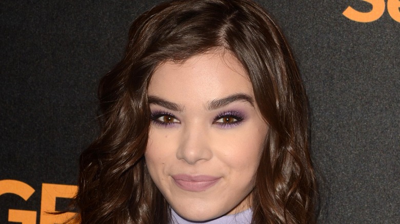 Hailee Steinfeld sourit