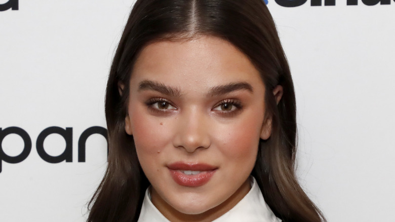 Hailee Steinfeld sourit